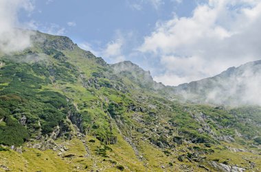 Fagaras Dağları, yeşil çim ve kayalar, zirveleri ile Karpatlar