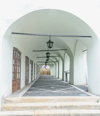 Döşeli Caddesi şehir merkezinde yer almaktadır. Eski ışık lambaları