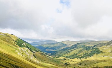 Transalpina road, Parang Dağları yakınında bulutlar, yeşil tepeler