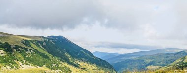 Transalpina road, Parang Dağları yakınında bulutlar, yeşil tepeler