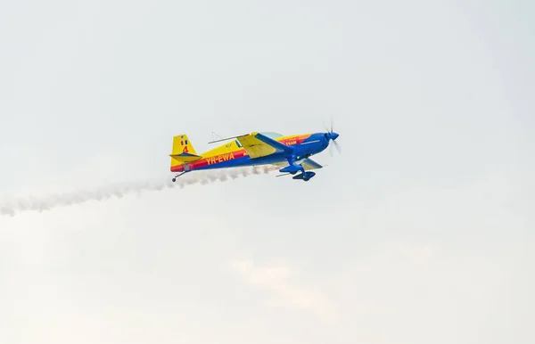 Rumänska hökar Team piloten med hans färgade flygplan — Stockfoto