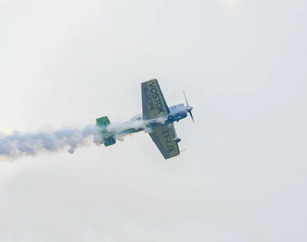 Den litauiska pilot Jurgis Kairys med hans färgade flygplan — Stockfoto