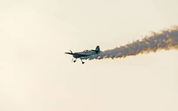 Letadlo s barevné stopy kouře létání na obloze modré mraky — Stock fotografie