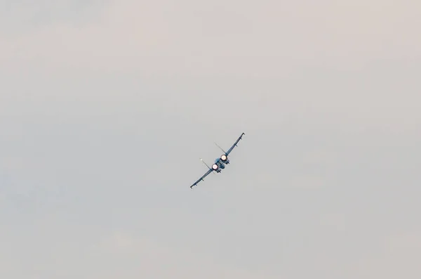 Mig 21 Treinamento de pilotos lanceiros sobre a cidade — Fotografia de Stock