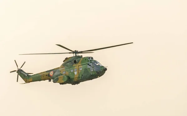 IAR Puma elicopter létající na obloze, akrobatický kousek — Stock fotografie