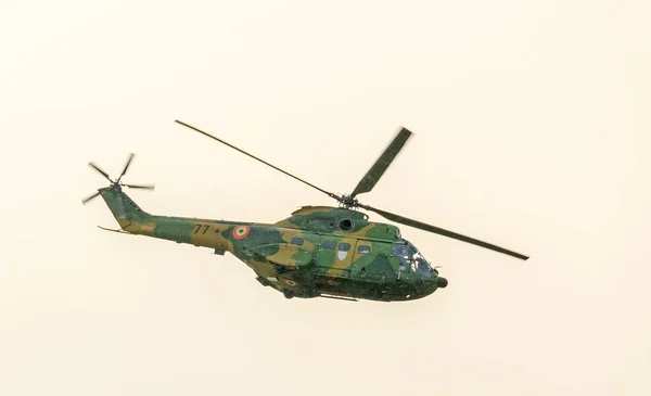 IAR Puma hélicoptère volant dans le ciel, acrobatie acrobatique — Photo