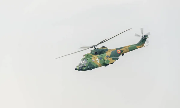 IAR Puma hélicoptère volant dans le ciel, acrobatie acrobatique — Photo