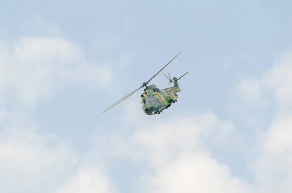 IAR Puma hélicoptère volant dans le ciel, acrobatie acrobatique — Photo