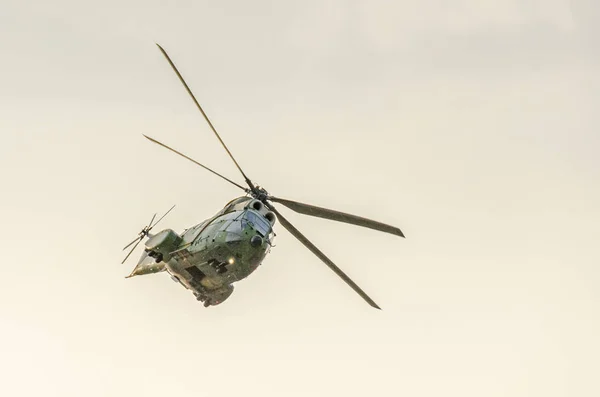 IAR Puma elicopter voando no céu, acrobacia aeróbica — Fotografia de Stock