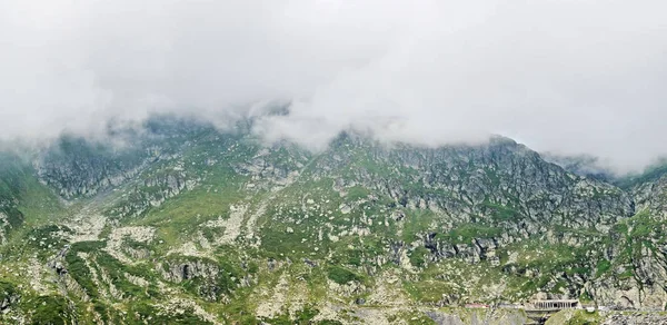 Fagaras montanhas, Cárpatos com grama verde e rochas, nuvem — Fotografia de Stock