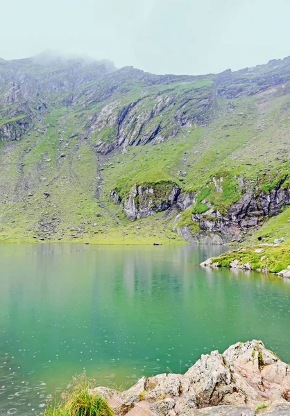 Balea Lake Gletschersee auf 2034m Höhe in den Fagaras — Stockfoto