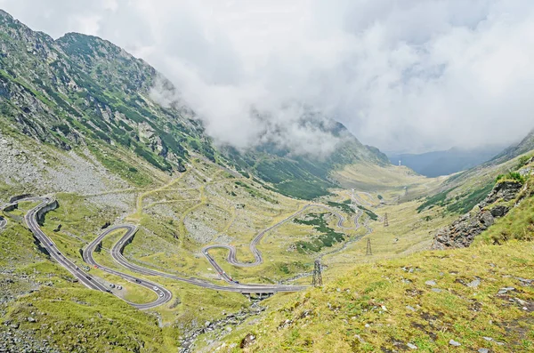 Transfagarasan slang weg van Fagaras gebergte, Karpaten — Stockfoto