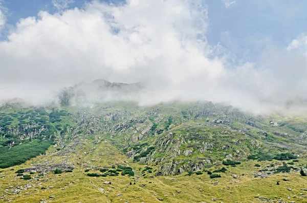 Fagaras montanhas, Cárpatos com grama verde e rochas, picos — Fotografia de Stock