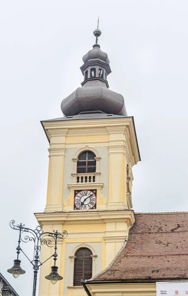 Detalhe da coupola situada perto do centro da cidade. Telhado com relógio velho — Fotografia de Stock