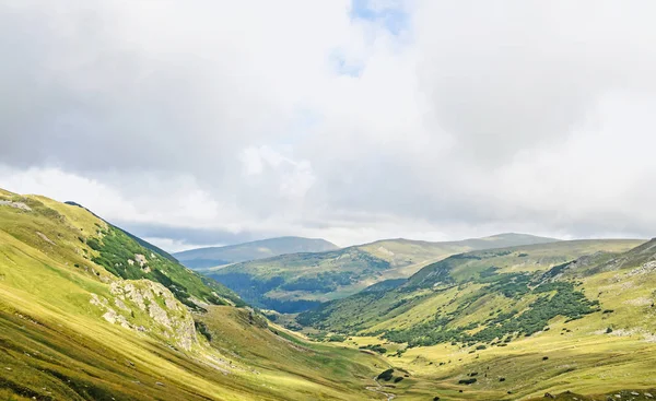Transalpina road, Parang Dağları yakınında bulutlar, yeşil tepeler
