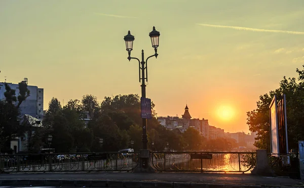 Wschód Słońca w Bukareszt miasto, rzekę brzegu Dymbowica, centrum — Zdjęcie stockowe