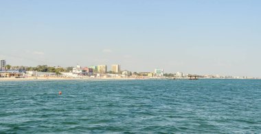 Karadeniz, sahil ve deniz mavi su ve altın kum, otel.