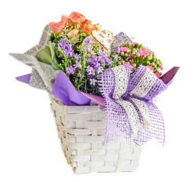 Çiçek aranjmanı vahşi leylak rengi çiçekleri beyaz sepet içinde