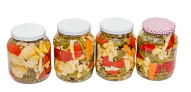 Kavanoz içeren karnabahar, salatalık, kırmızı biber turşu ile, 