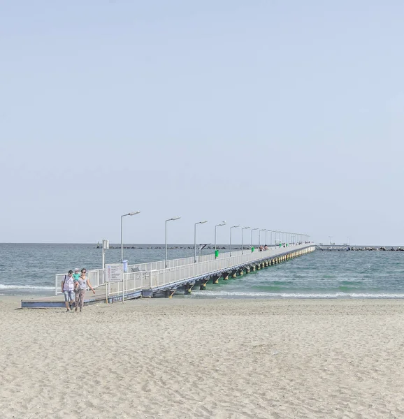 Jembatan di atas Laut Hitam, pantai dan pantai dengan air biru dan pasir emas . — Stok Foto