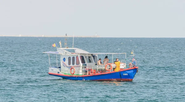 Barco no Mar Negro com turistas, água azul . — Fotografia de Stock