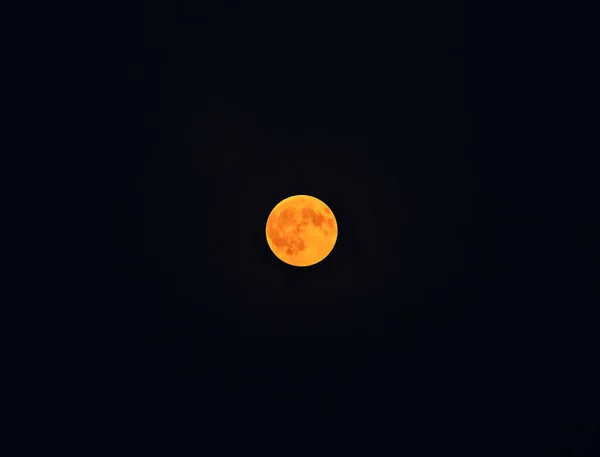 Lune rouge orange, ciel nocturne noir, gros plan — Photo