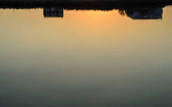 Struttura del lago acquatico all'alba, tramonto da vicino vegetazione esterna — Foto Stock