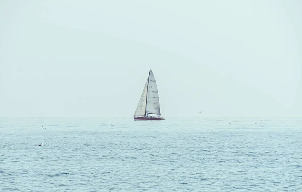 Barco à vela no Mar Negro, ondas de água azul, céu limpo — Fotografia de Stock