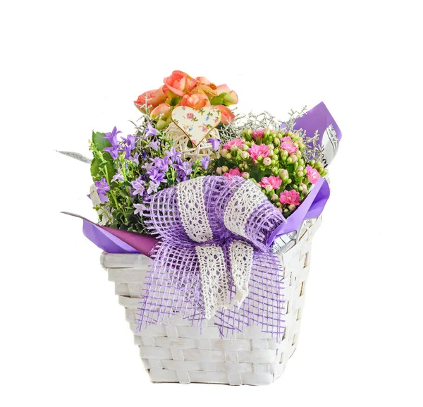 Цветочная композиция в белой корзине с дикими лиловыми цветами — стоковое фото