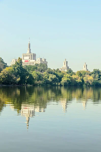 Vista desde el Parque Herastrau de la Casa de la Prensa Libre - Casa Presei — Foto de Stock