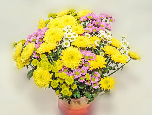 Lila und gelbe Chrysanthemen Strauß Blumen, Blumenschmuck — Stockfoto