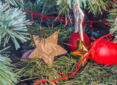 Noel ağacı canlı renkli süsler, Küre asılı, kar tanesi