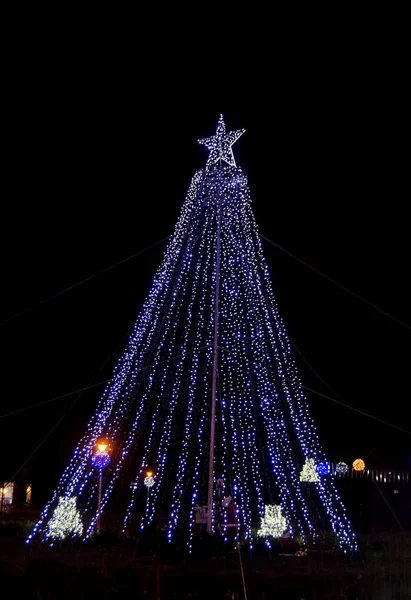 Öffentlicher Park in der Nacht mit bunten Weihnachtslichtern — Stockfoto