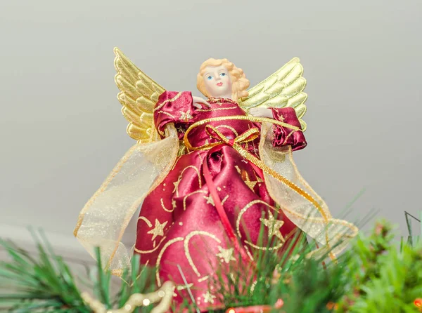 Ange Décoration d'arbre de Noël, topper, gros plan. Ange habillé — Photo