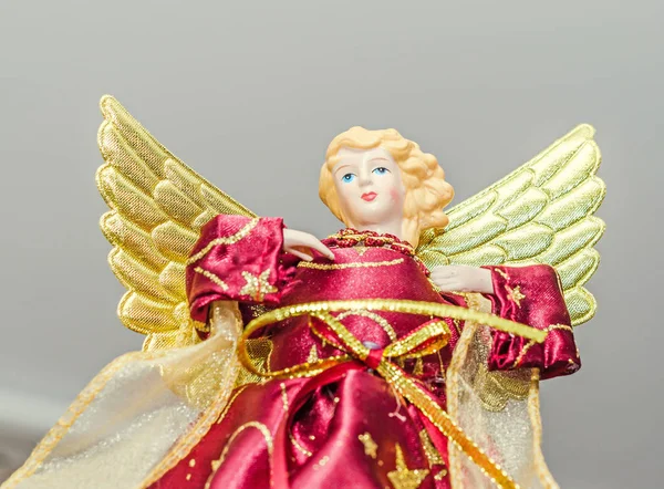 天使のクリスマス ツリーの飾り、トッパー、クローズ アップ。服を着た天使 — ストック写真