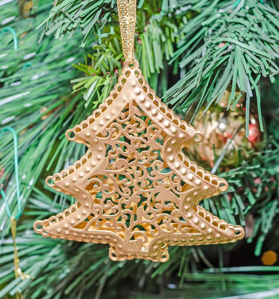 Árbol de Navidad vibrantes adornos de colores, colgante globo, copo de nieve —  Fotos de Stock