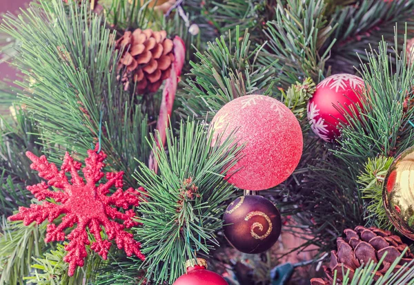 Zářivé barevné ozdoby na vánoční stromky, glóbus visí, sněhová vločka — Stock fotografie