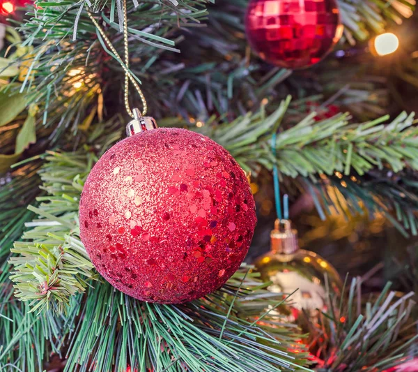 Pulserande färgade julgransprydnader, globe hängande, snow flake — Stockfoto