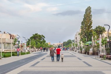 Mamaia, Romanya - 17 Haziran 2015. Sahil yürüyüş turizm ile.