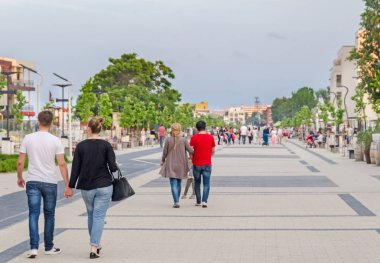 Mamaia, Romanya - 17 Haziran 2015. Sahil yürüyüş turizm ile.