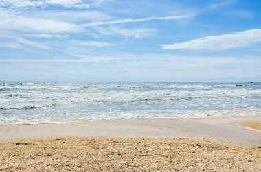 Karadeniz Sahil kum ve su, mavi gökyüzü bulutlar, deniz ile