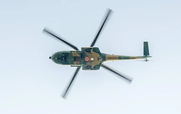 Letecký den poblíž socha letce. Vrtulník ve vzduchu. — Stock fotografie