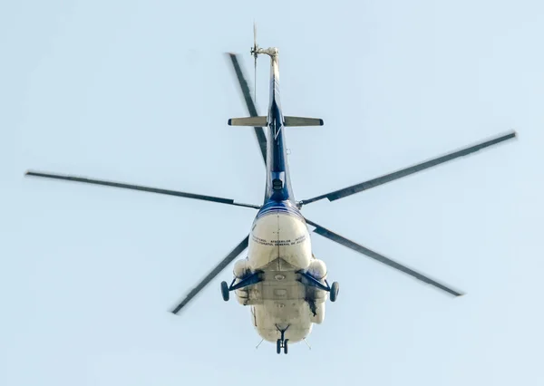 Dzień lotnictwa w pobliżu pomnik lotników. Helikopter w powietrzu. — Zdjęcie stockowe
