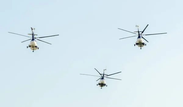 O Dia da Aviação perto da Estátua dos Aviadores. Helicóptero no ar . — Fotografia de Stock