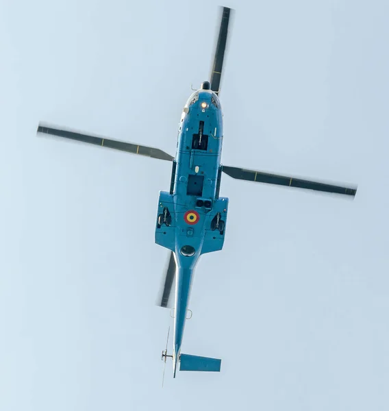 De dag van de luchtvaart in de buurt van piloten standbeeld. Helikopter in de lucht. — Stockfoto