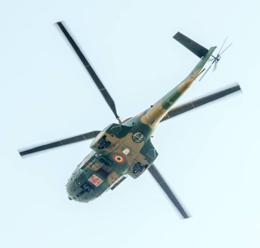  Havacılık günü havacılar heykel yakınındaki. Havada helikopter.