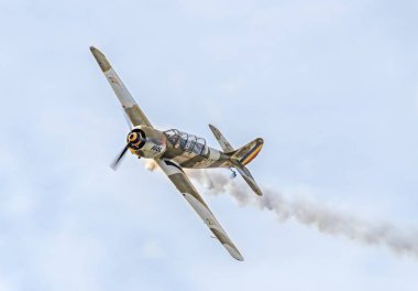Şehrin gökyüzünde eğitim akrobasi uçak pilotları. Renkli uçak izleme duman, airbandits, aeroshow