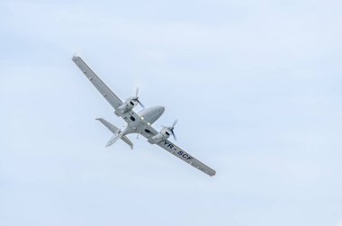 Şehrin gökyüzünde eğitim akrobasi uçak pilotları. Elmas uçak. Aeroshow