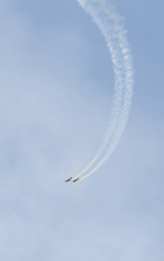 Şehrin gökyüzünde eğitim akrobasi uçak pilotları. Renkli uçak izleme duman, airbandits, aeroshow