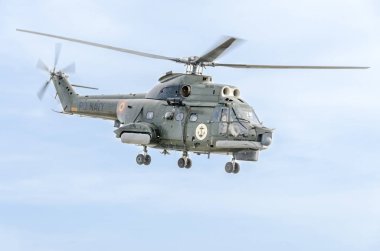 Akrobasi elicopter eğitim şehrin gökyüzünde pilotlar. Puma elicopter, Deniz Kuvvetleri, ordu matkap.